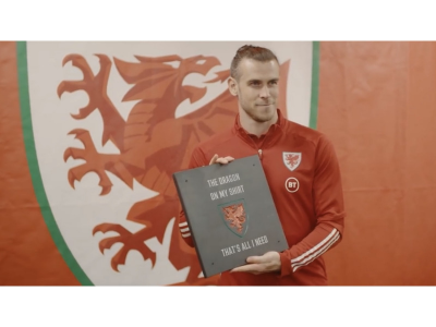 Gareth-Bale-and-Plaque